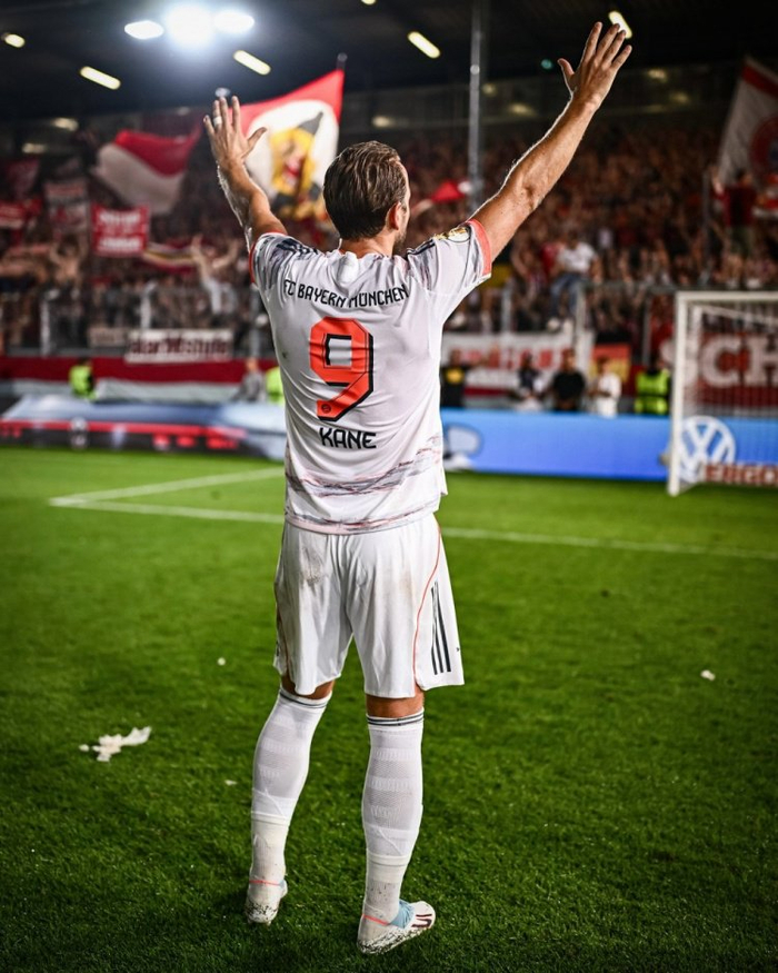 巴萨绝杀曼联，哈里·凯恩完成帽子戏法的简单介绍