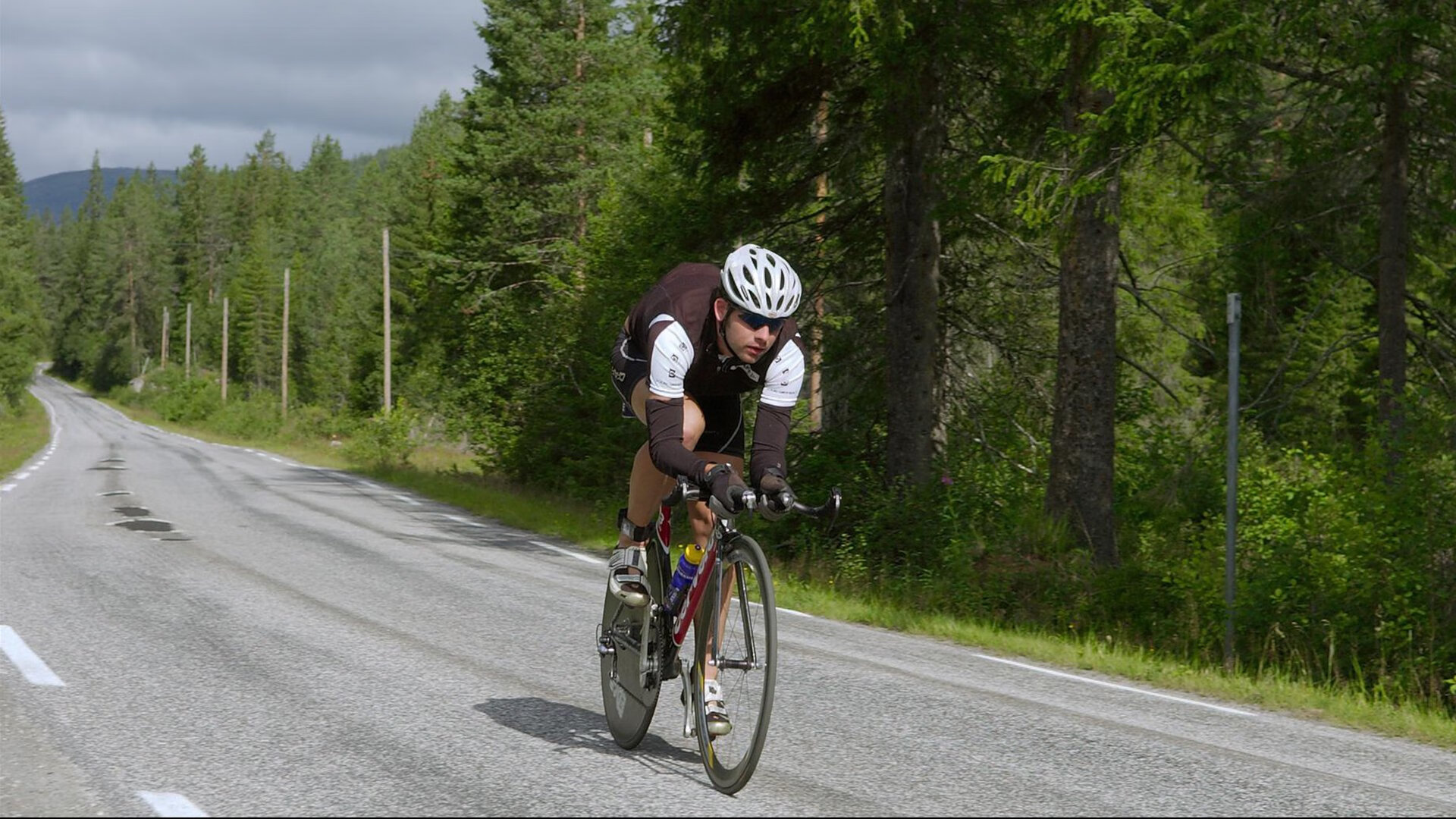 压哨绝杀与稳定输出，中国男篮的突破与格鲁吉亚之星的启示